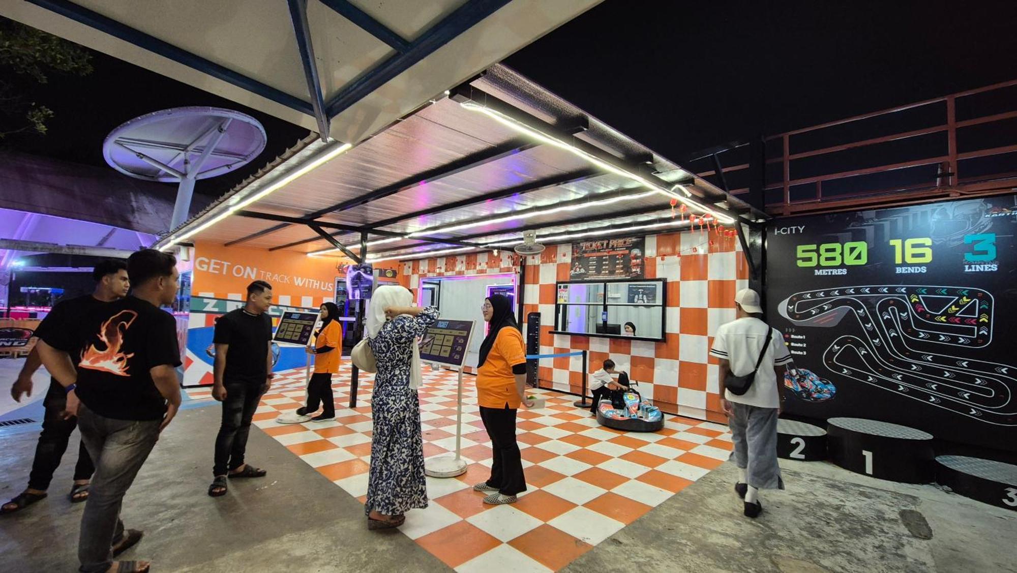 9pax 2r2b Family Suite, I-city, I-suite, Hyde, Beside Theme Park, Wifi 50-55