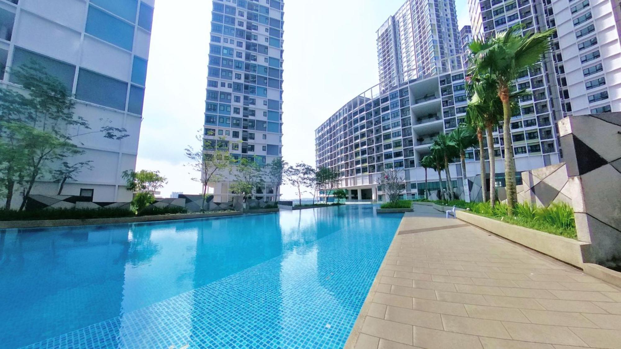 9pax 2r2b Family Suite, I-city, I-suite, Hyde, Beside Theme Park, Wifi 50-55